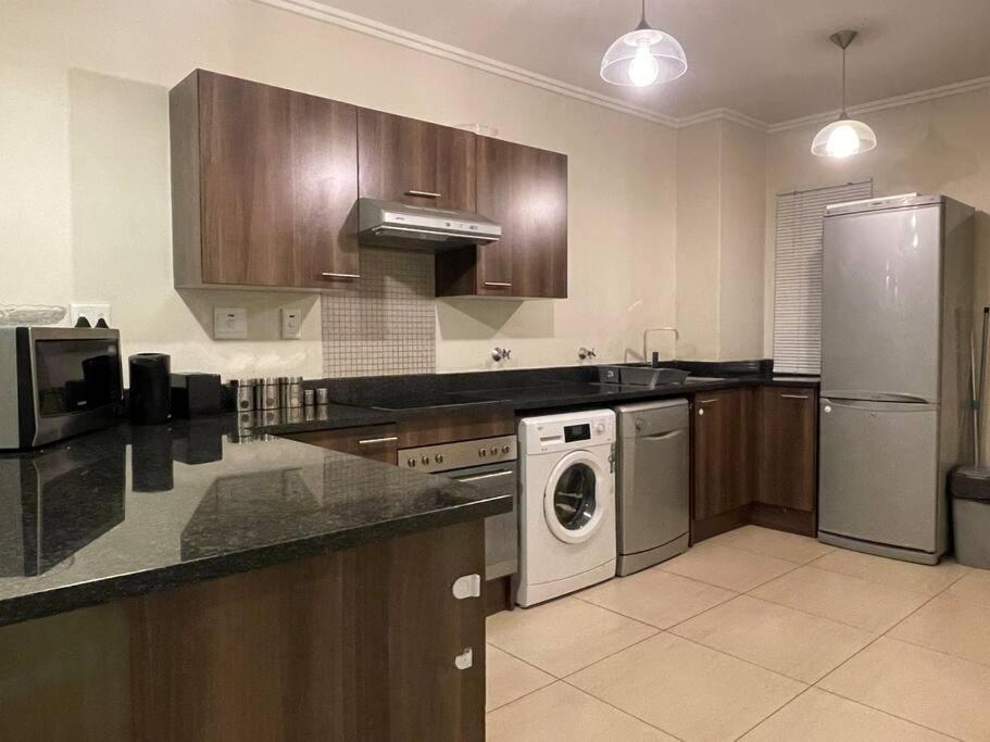 Apartment Urban Oasis With Park Views In Sandton, *