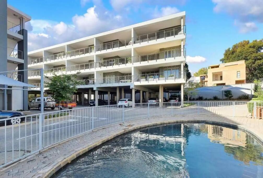 Urban Oasis With Park Views In Sandton, *