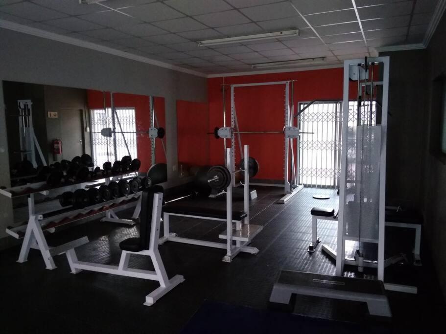 & Secure 2-bedroom Sandton Apt. * Johannesburg