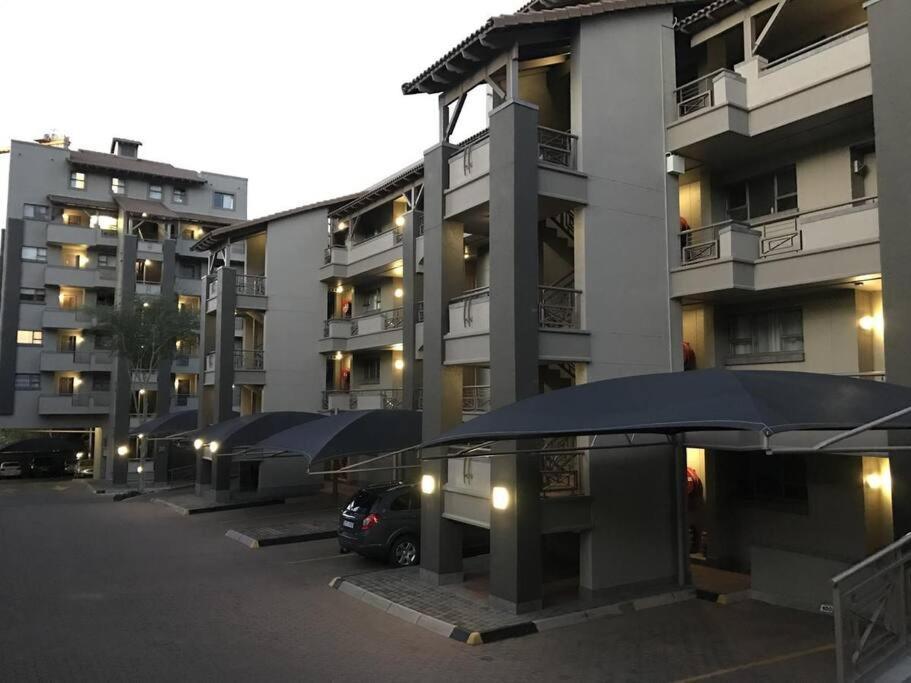& Secure 2-bedroom Sandton Apt. Căn hộ
