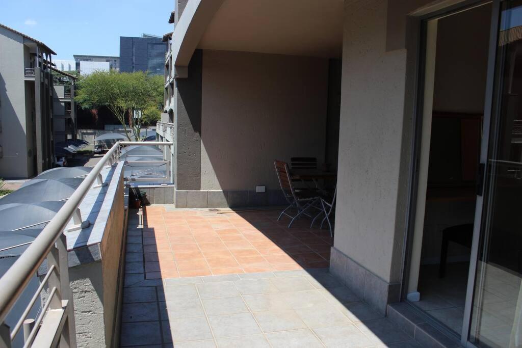 & Secure 2-bedroom Sandton Apt. Căn hộ Johannesburg