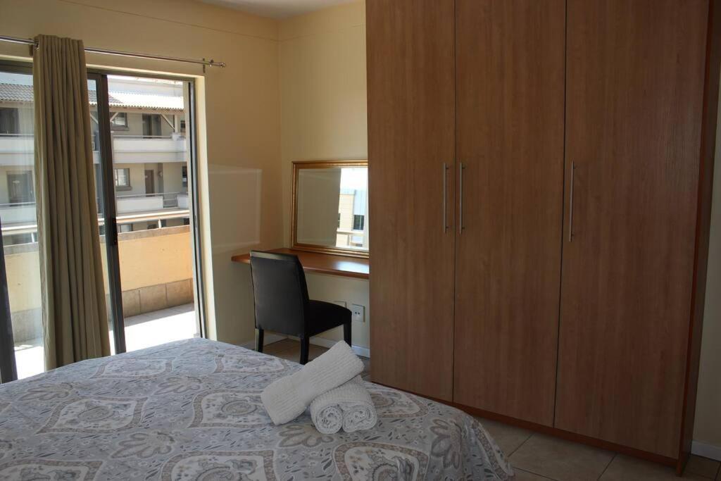 & Secure 2-bedroom Sandton Apt. *