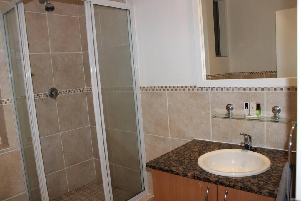 & Secure 2-bedroom Sandton Apt. * Johannesburg