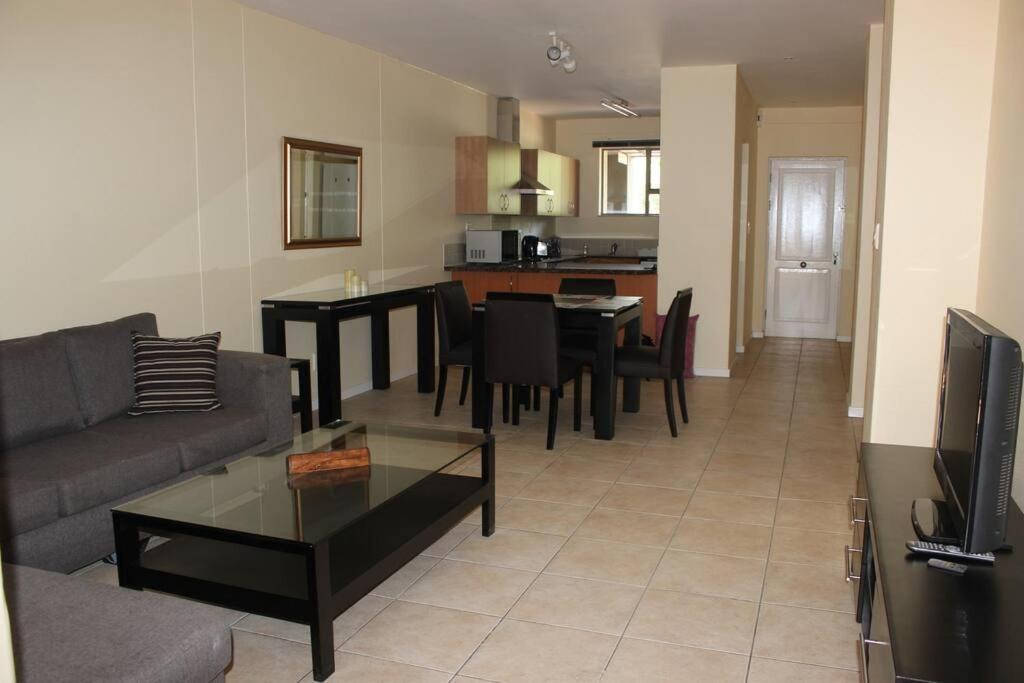& Secure 2-bedroom Sandton Apt. * Johannesburg