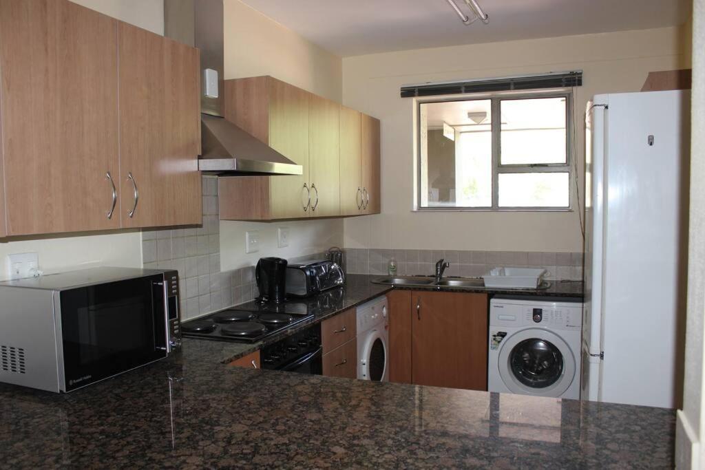 & Secure 2-bedroom Sandton Apt. Johannesburg