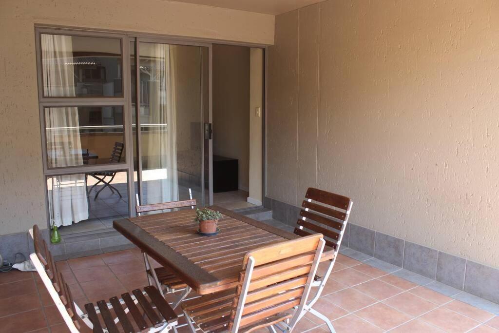 & Secure 2-bedroom Sandton Apt. *