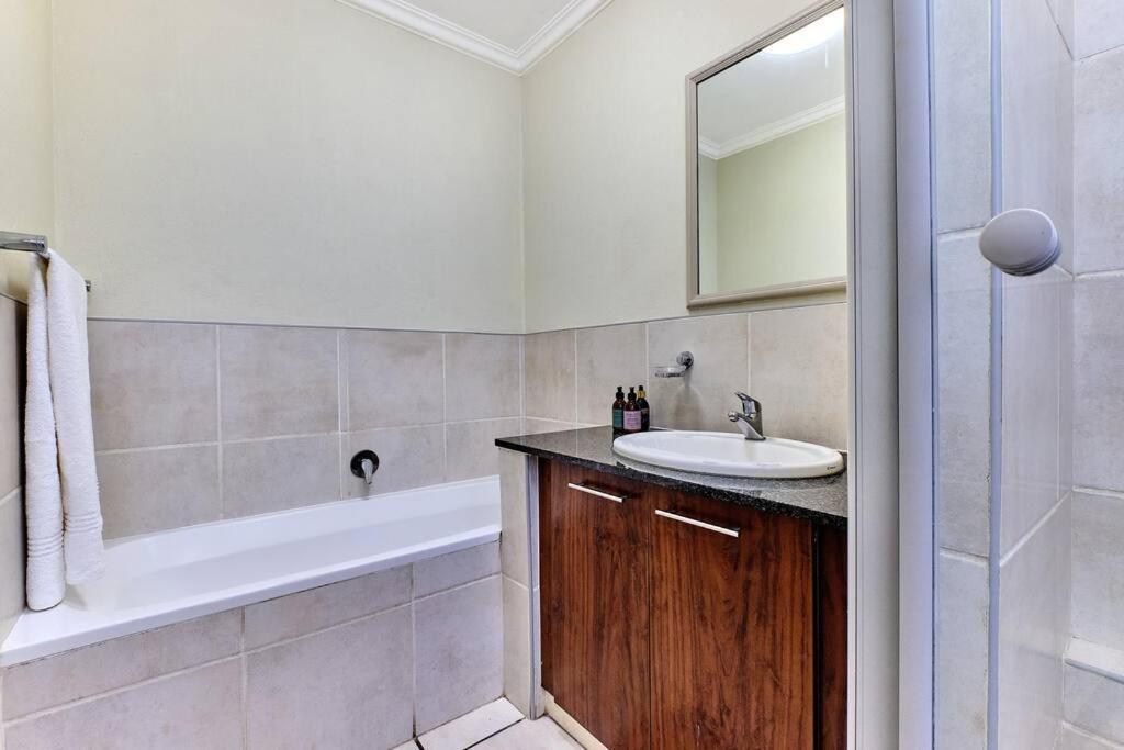 Muanu Property Sandton Apartment *