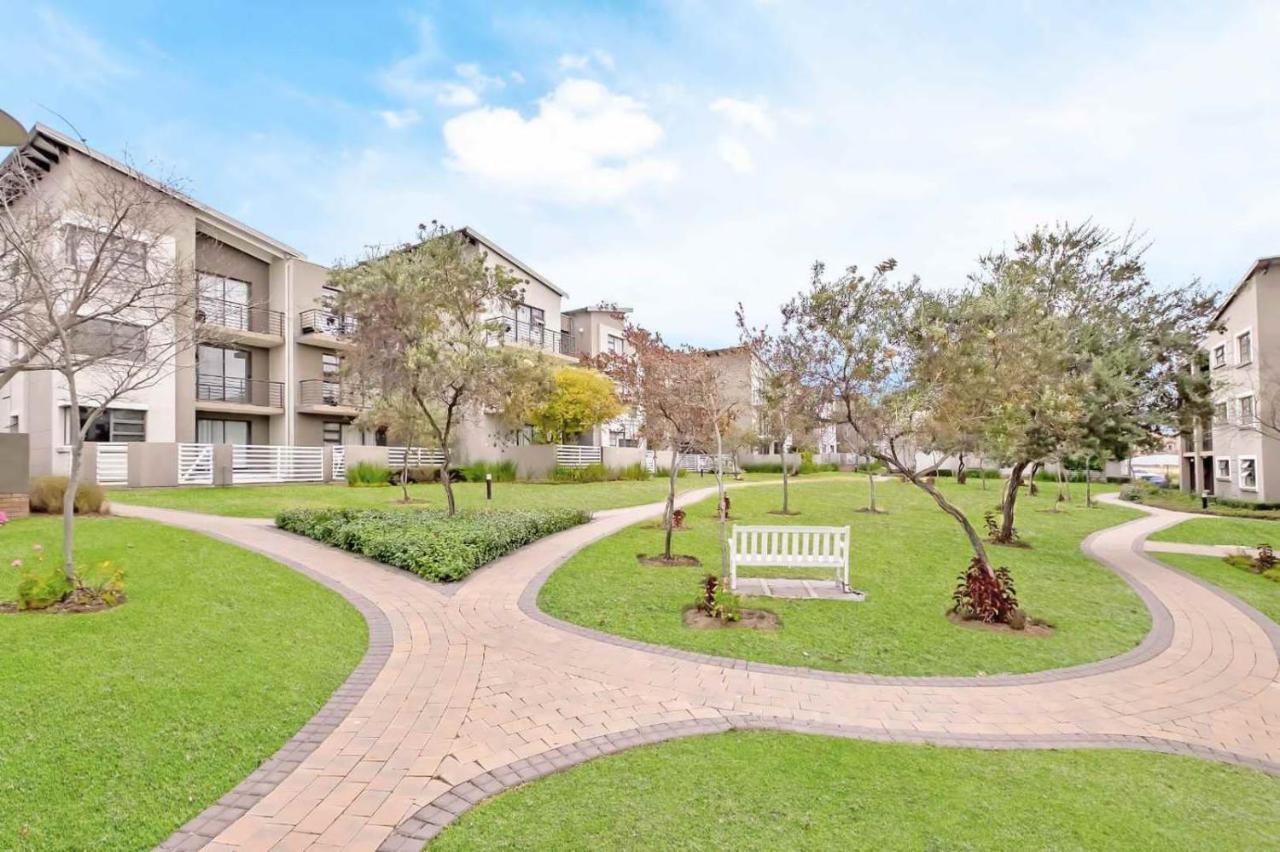 Lush 2 Bed, 2 Bath In Dainfern With Back Up Power * Johannesburg