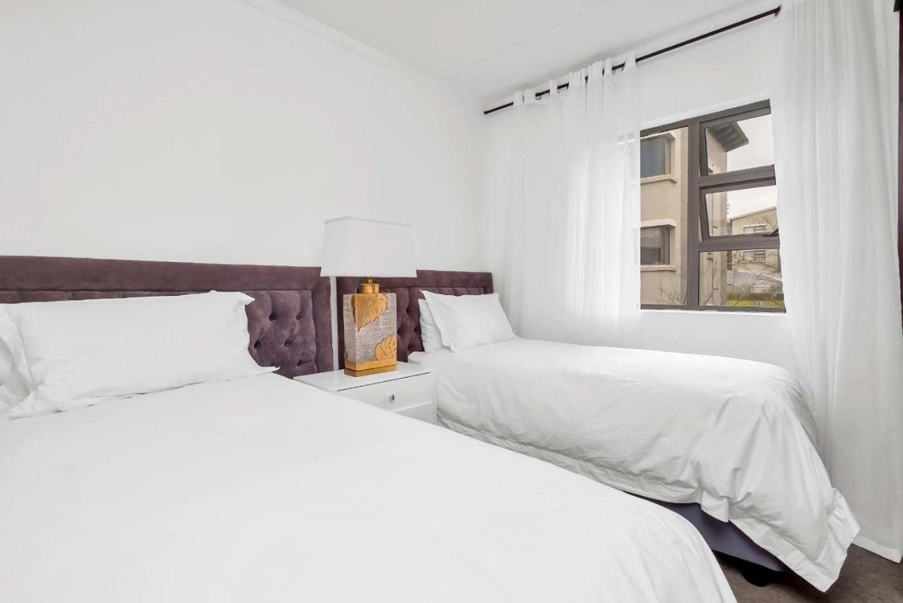 Lush 2 Bed, 2 Bath In Dainfern With Back Up Power * Johannesburg