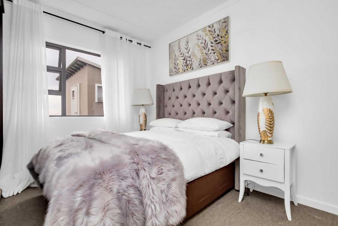 Lush 2 Bed, 2 Bath In Dainfern With Back Up Power *