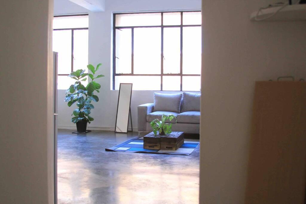 Air: Serenity In Maboneng Apartment