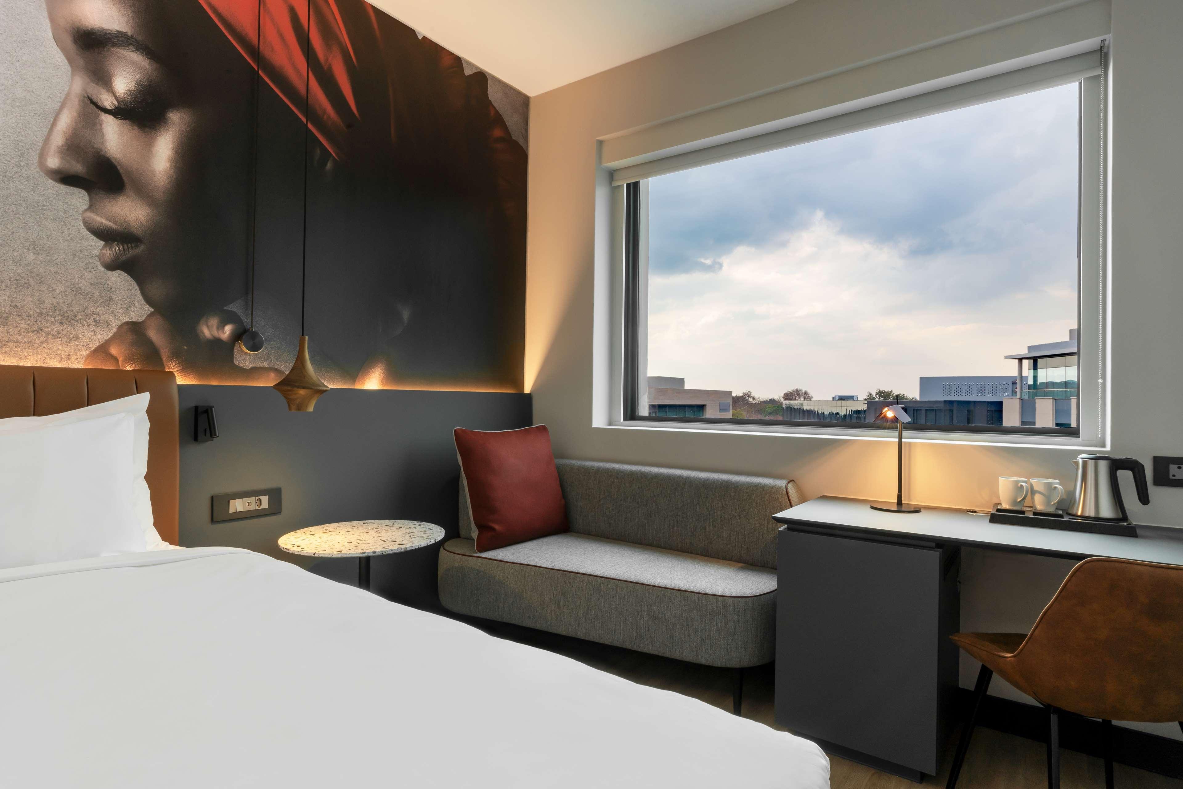 Radisson Red Rosebank Hotel