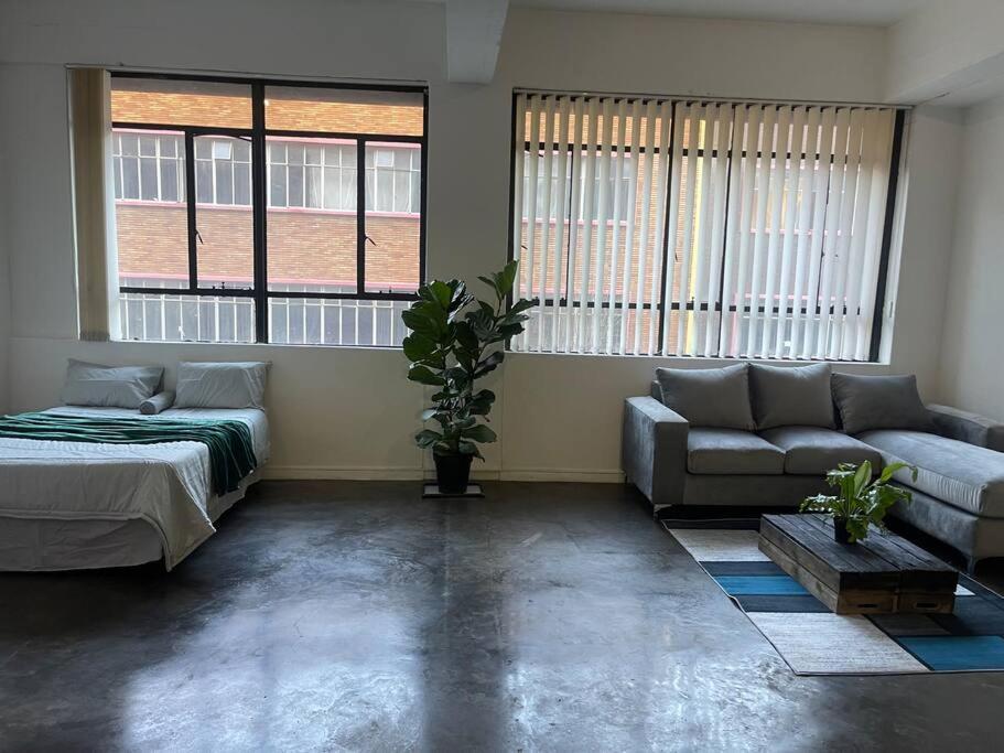 Air: Serenity In Maboneng Apartment