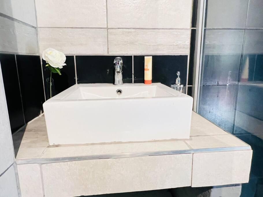 Apartment Affordable Guest @260main *