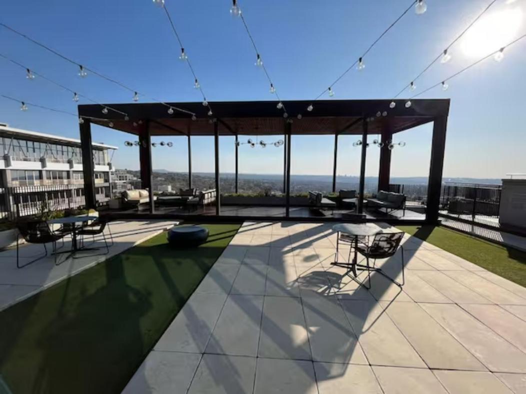 Căn hộ Sophisticated In Sandton! - The Lineal