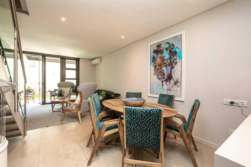 Apartment Stylish W/ Inverter 1km 2hyde Park Johannesburg