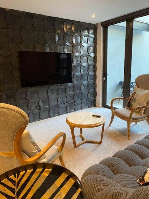 Stylish W/ Inverter 1km 2hyde Park