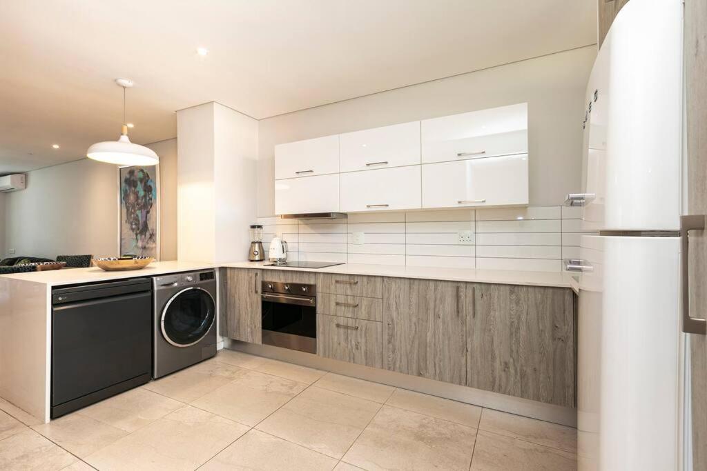Stylish W/ Inverter 1km 2hyde Park Apartment