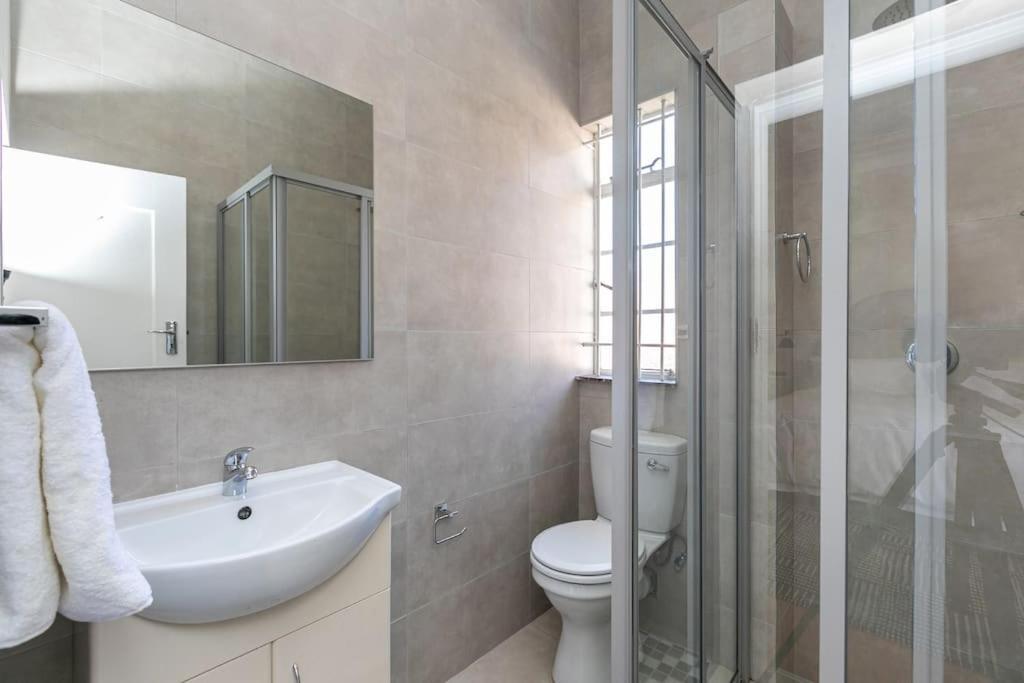 Tranquil & Secure 3bed 2km 2 Emmarentia Dam