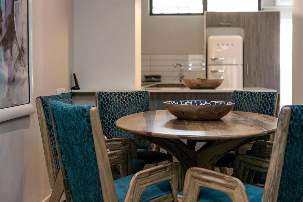 Stylish W/ Inverter 1km 2hyde Park Apartment