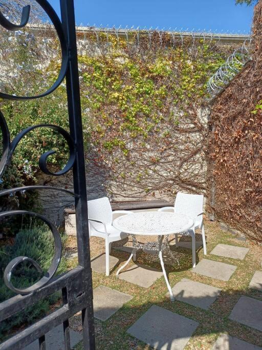 Apartment French Country Style In The City Walk To Rosebank *