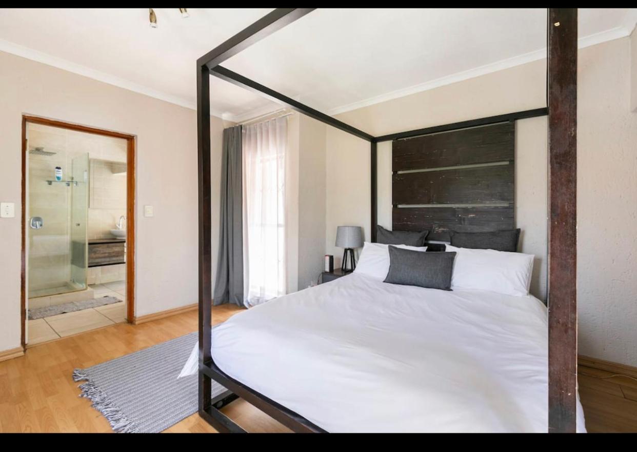 Riverhouse Villa *