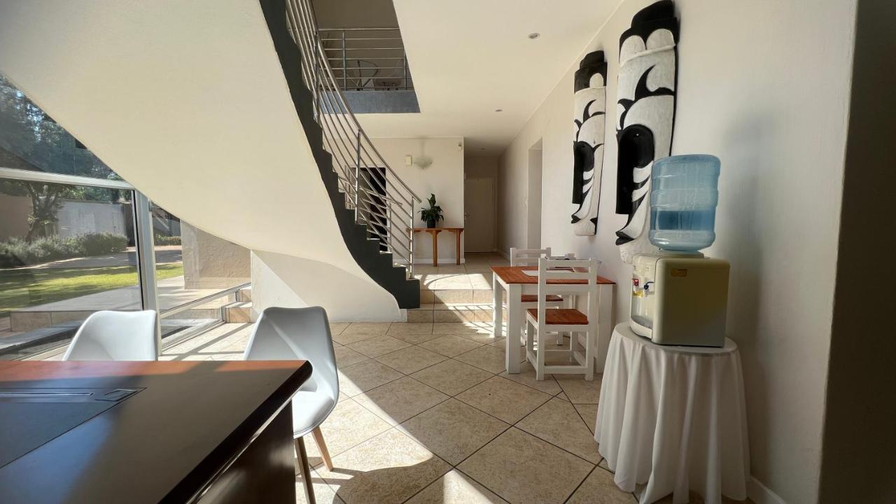 Sizanazo - Double Ở trọ Johannesburg