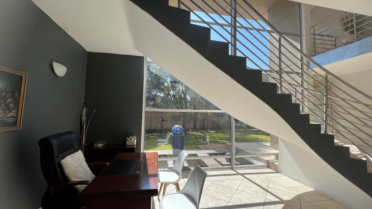 Sizanazo - Double Ở trọ Johannesburg