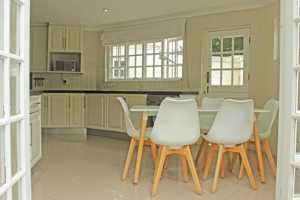 Luxury Standalone 5 Beds For The Whole Crew. Johannesburg
