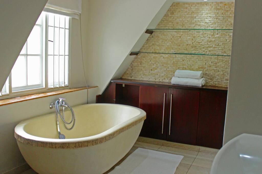 Luxury Standalone 5 Beds For The Whole Crew. Villa Johannesburg