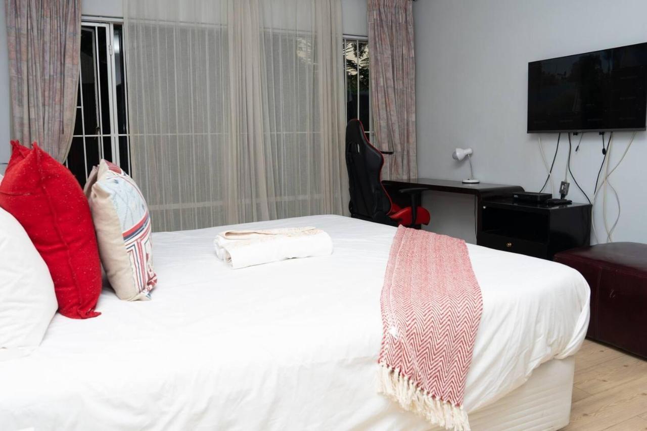 Holiday home Impeccable 3-bed House In Joburg 6km Nr Sandton *