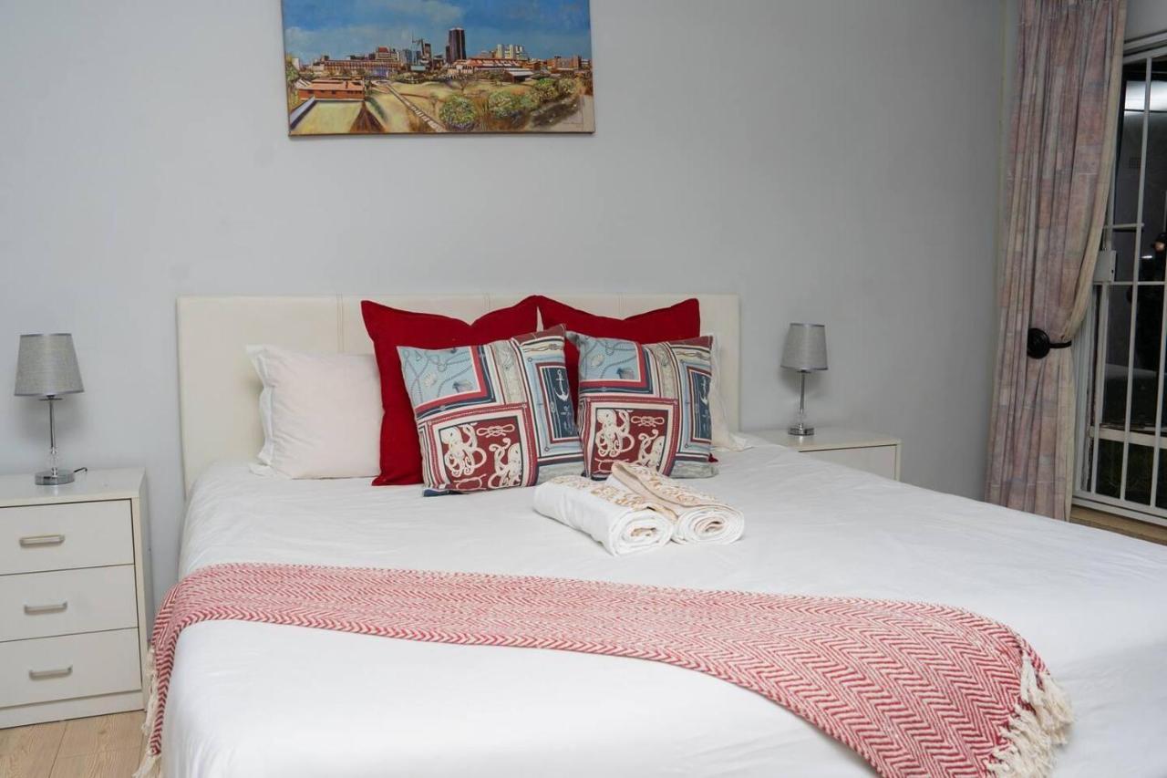 Impeccable 3-bed House In Joburg 6km Nr Sandton Holiday home Johannesburg