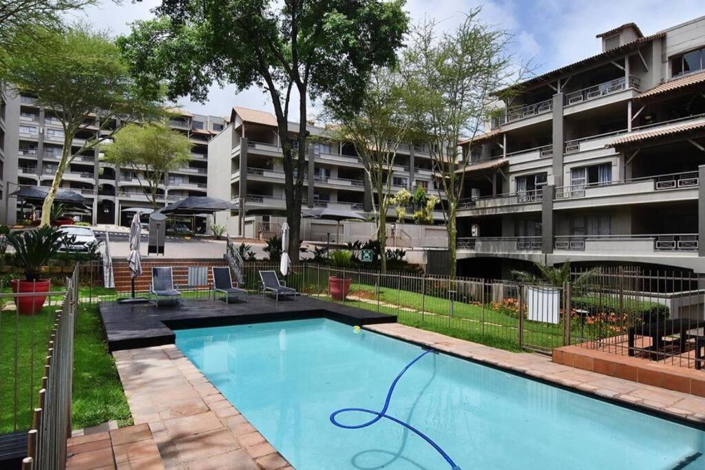 Apartment 1 Bedroom, 2 Bathroom In The Heart Of Sandton Johannesburg
