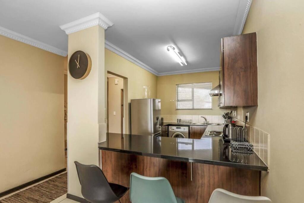 Apartment 1 Bedroom, 2 Bathroom In The Heart Of Sandton