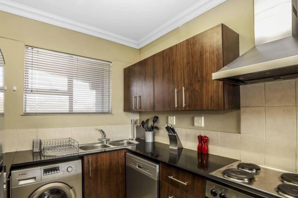 1 Bedroom, 2 Bathroom In The Heart Of Sandton Apartment *