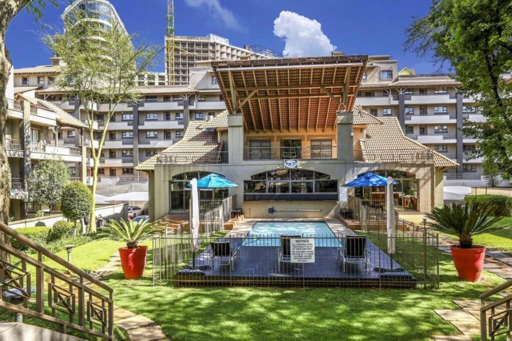 1 Bedroom, 2 Bathroom In The Heart Of Sandton Apartment Johannesburg