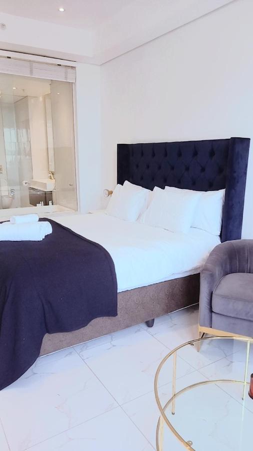 Sandton Skye Executive Suite-2