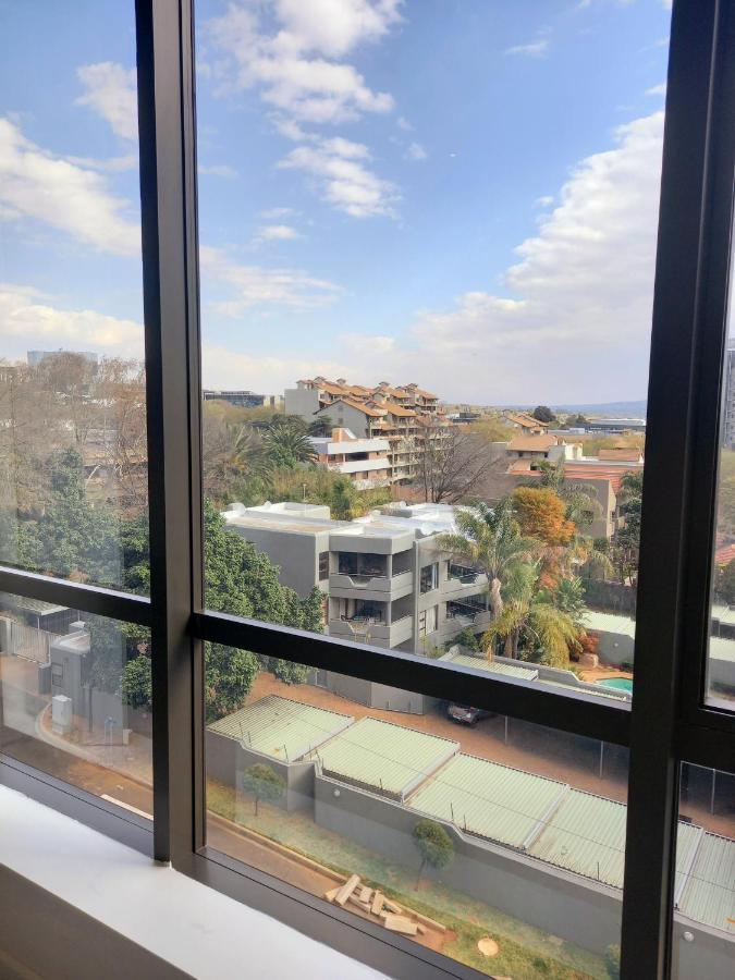 Sandton Skye Executive Suite-2 * Johannesburg