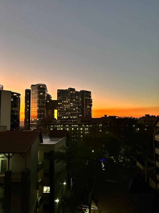 Apartment 1 Bedroom, 2 Bathroom In The Heart Of Sandton *