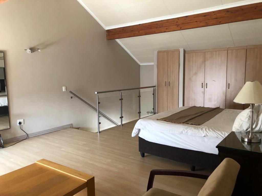 Mount Royal 28 -large 1 Bed With Balcony Apartment