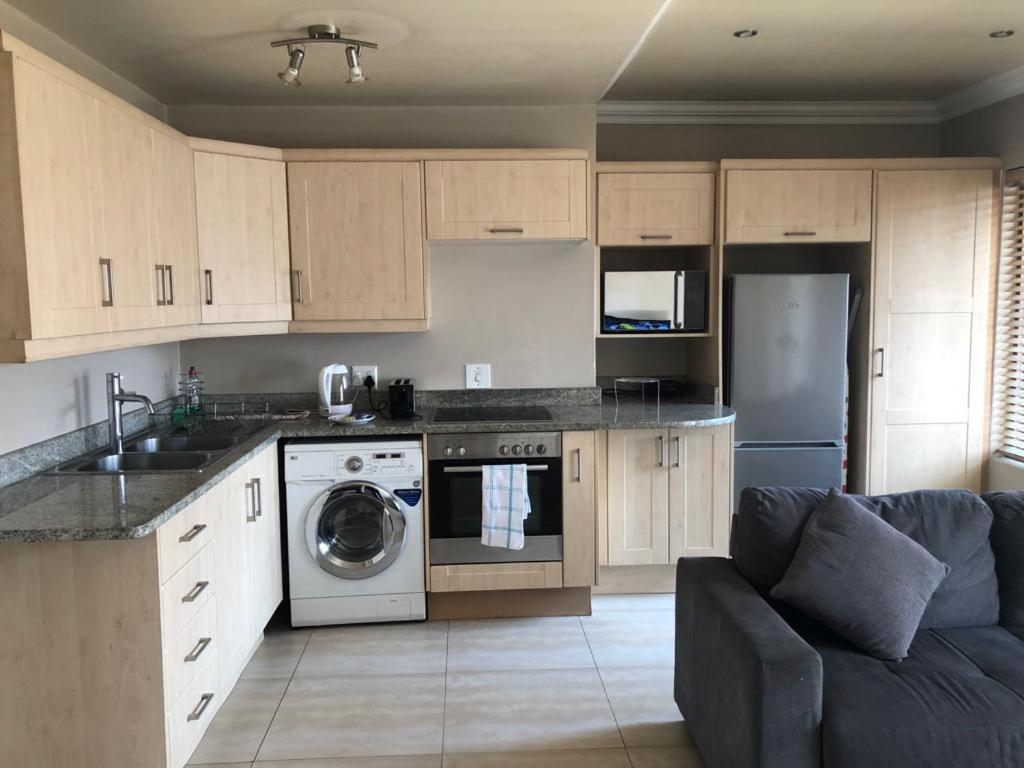 Apartment Mount Royal 28 -large 1 Bed With Balcony Johannesburg