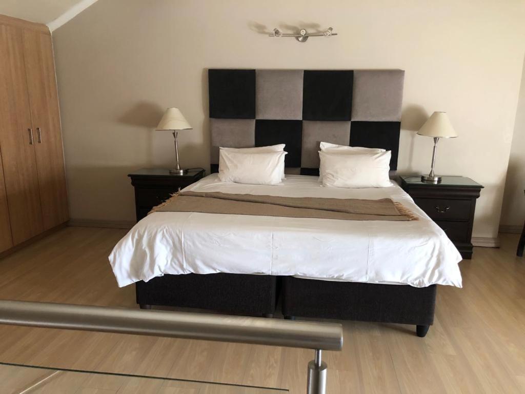 Mount Royal 28 -large 1 Bed With Balcony Căn hộ *