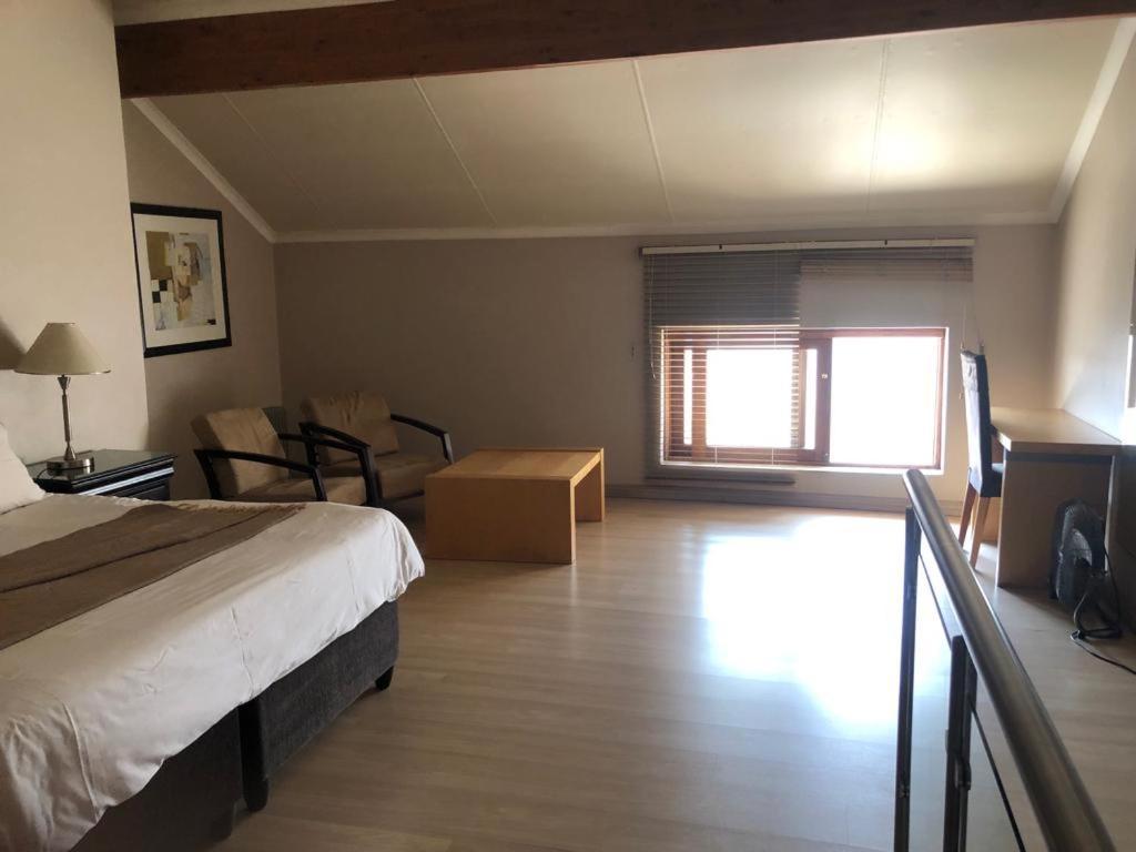 Mount Royal 28 -large 1 Bed With Balcony Apartment *