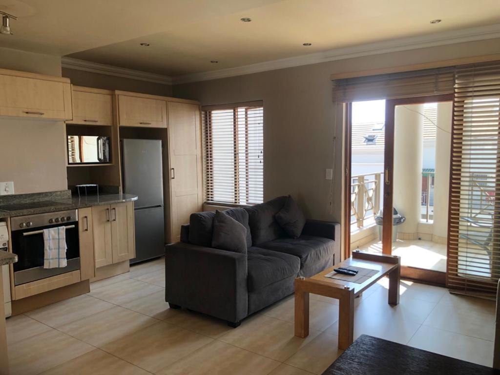 Mount Royal 28 -large 1 Bed With Balcony Apartment Johannesburg
