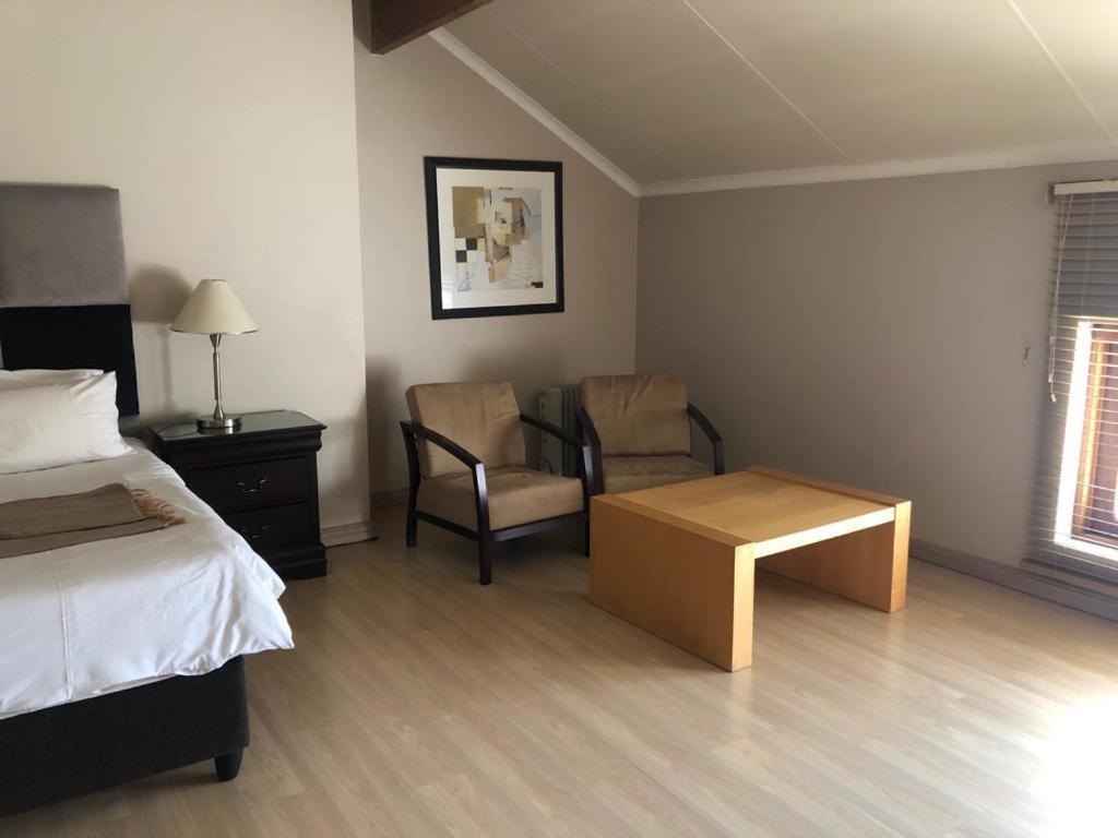 Mount Royal 28 -large 1 Bed With Balcony Apartment *