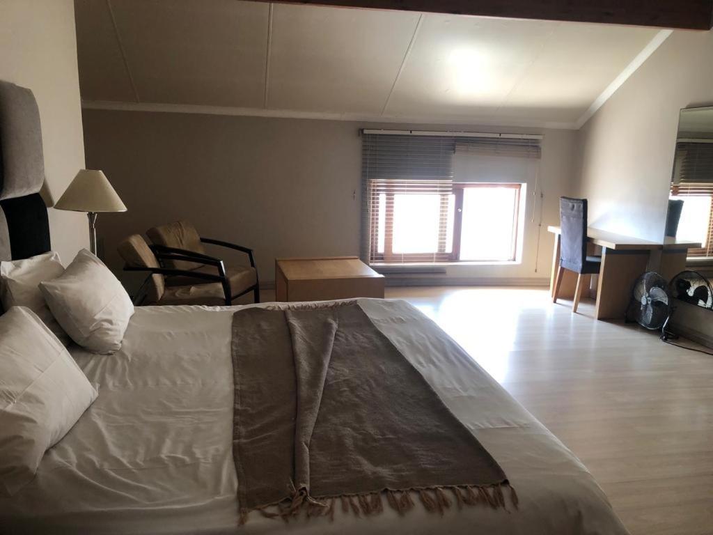 Mount Royal 28 -large 1 Bed With Balcony Apartment Johannesburg