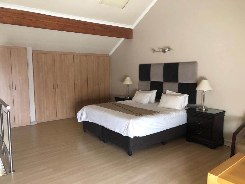 Mount Royal 28 -large 1 Bed With Balcony *