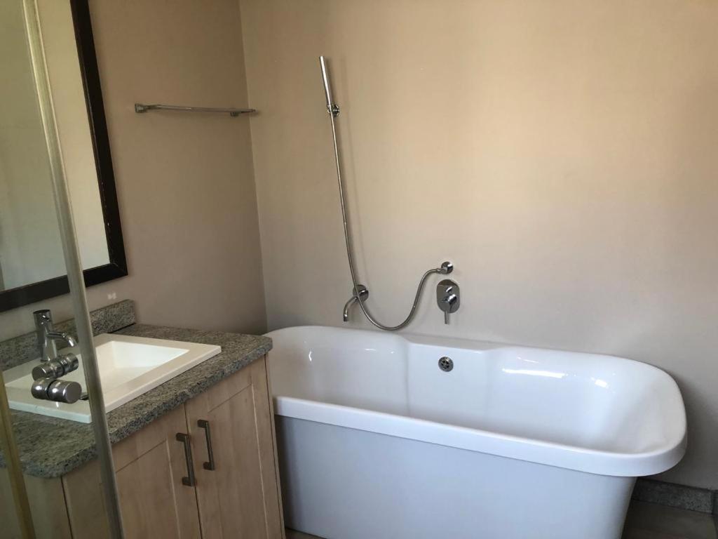 Mount Royal 28 -large 1 Bed With Balcony