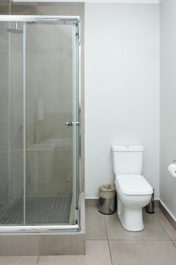 Elegant 2 Bed 2 Bath Wifi Netflix Backup Power * Johannesburg
