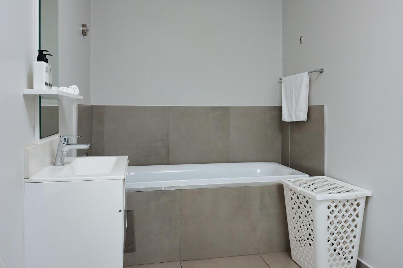 Apartment Spacious 2 Bed 2 Bath Wi-fi Netflix Backup Power Johannesburg